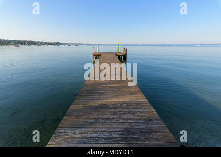 Holzsteg am Gardasee (Lago di Garda) am Morgen in Bardolino in Venetien, Italien Stockfoto