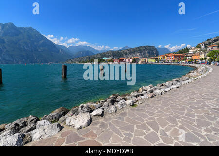 Seepromenade in Torbole am Gardasee (Lago di Garda) im Trentino, Italien Stockfoto