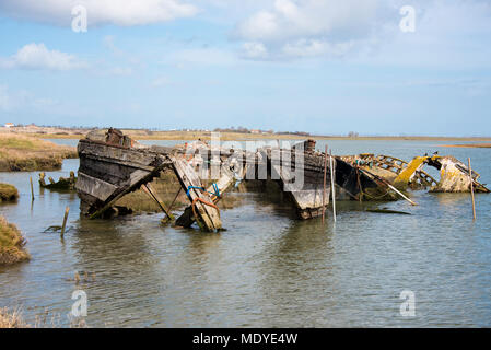 Alte versunkene Schiff langsam verrotten in der Nähe der Küste im flachen Wasser. Stockfoto