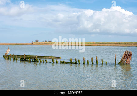 Versunkene alte Kahn langsam verrotten in der Nähe der Küste im flachen Wasser. Stockfoto