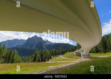 Ansicht von unten Brücke Überführung in den Bergen in den Dolomiten in Südtirol, Italien Stockfoto