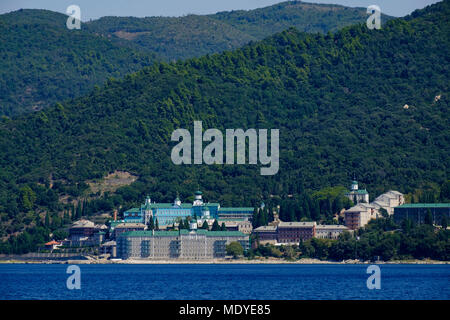 St. Panteleimon Kloster in der Nähe von Mount Athos aus dem Meer in der Mitte Tag gesehen Stockfoto