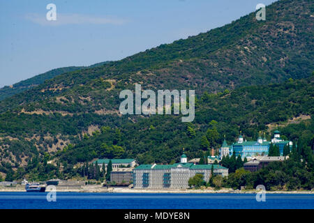 St. Panteleimon Kloster in der Nähe von Mount Athos aus dem Meer in der Mitte Tag gesehen Stockfoto