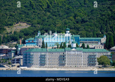 St. Panteleimon Kloster in der Nähe von Mount Athos aus dem Meer in der Mitte Tag gesehen Stockfoto