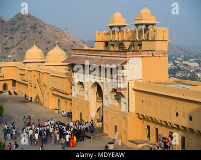 Gruppen von Touristen an Amer Fort, Jaipur, Rajasthan, Indien Stockfoto