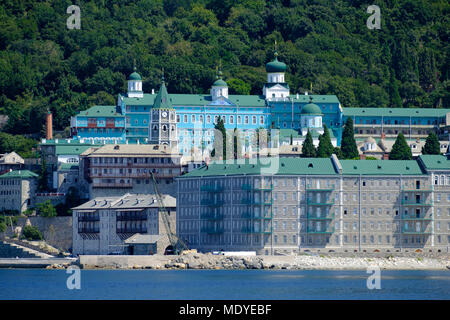 St. Panteleimon Kloster in der Nähe von Mount Athos aus dem Meer in der Mitte Tag gesehen Stockfoto