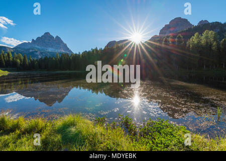 Tre Cime di Lavaredo und Lago Antorno mit Morgensonne am Misurina in der Gruppo dei Cadini in Venetien, Italien Stockfoto