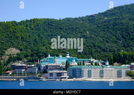 St. Panteleimon Kloster in der Nähe von Mount Athos aus dem Meer in der Mitte Tag gesehen Stockfoto