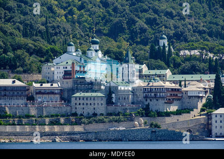 St. Panteleimon Kloster in der Nähe von Mount Athos aus dem Meer in der Mitte Tag gesehen Stockfoto