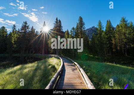 Lago Antorno mit Promenade und Morgen Sonne in Misurina in der Gruppo dei Cadini in Venetien, Italien Stockfoto