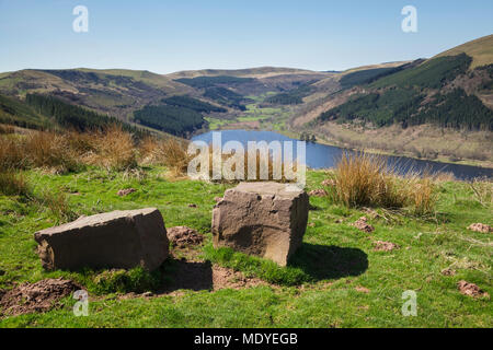 Auf der Suche nach unten auf die Talybont Valley und Behälter in die Brecon Beacons National Park Stockfoto