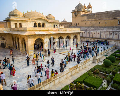 Gruppen von Touristen an Amer Fort, Jaipur, Rajasthan, Indien Stockfoto