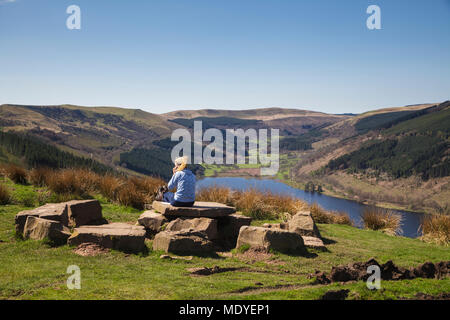 Frau nach unten auf die Talybont Valley und Behälter in die Brecon Beacons National Park suchen Stockfoto