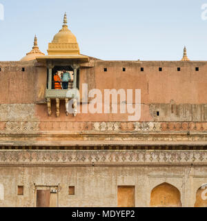 Ein paar steht auf einem kleinen Balkon in Amer Fort, Jaipur, Rajasthan, Indien Stockfoto