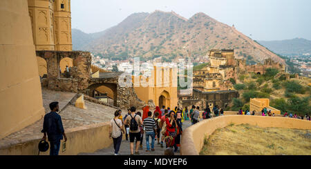 Gruppen von Touristen an Amer Fort, Jaipur, Rajasthan, Indien Stockfoto