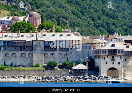 Docheiariou Kloster in der Nähe von Mount Athos vom Meer am Mittag an einem sonnigen Tag Stockfoto