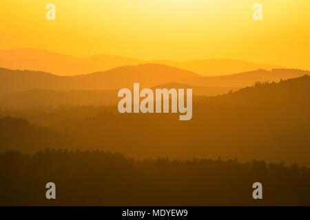 Blick vom Lusen Berg über den Bayerischen Wald bei Waldhauser bei Sonnenuntergang im Nationalpark Bayerischer Wald, Bayern, Deutschland Stockfoto