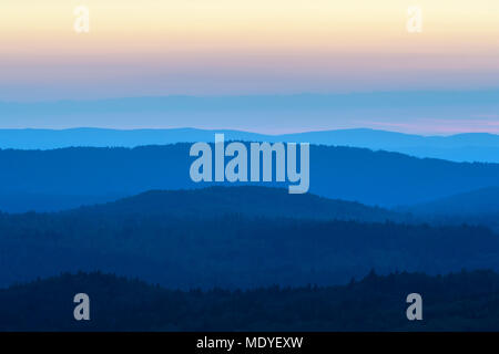 Blick vom Lusen Berg über den Bayerischen Wald bei Sonnenaufgang an der Waldhauser im Nationalpark Bayerischer Wald, Bayern, Deutschland Stockfoto