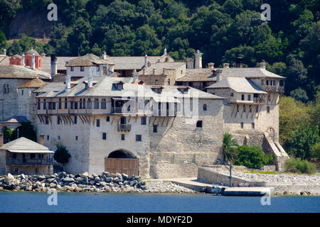 Docheiariou Kloster in der Nähe von Mount Athos vom Meer am Mittag an einem sonnigen Tag Stockfoto