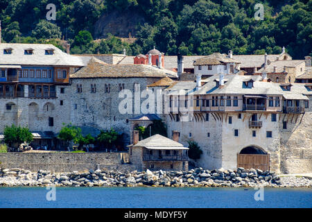 Docheiariou Kloster in der Nähe von Mount Athos vom Meer am Mittag an einem sonnigen Tag Stockfoto