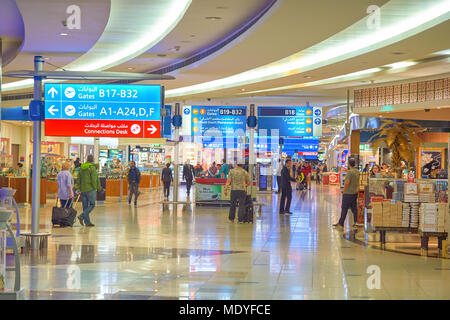 DUBAI, VAE - ca. November 2015: In Dubai International Airport. Es ist der weltweit verkehrsreichsten Flughafen im internationalen Personenverkehr. Stockfoto