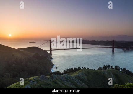 Sunrise geschossen von der Golden Gate Bridge und der San Francisco von Hawk Hill Stockfoto