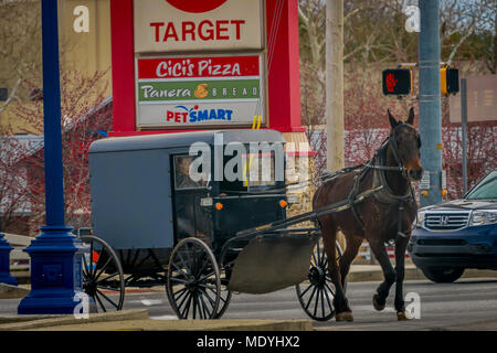 LANCASTER, USA - April, 18, 2018: Ansicht der Amish Beförderung entlang der Stadt, bekannt für einfache Leben mit Berührung der Natur contacy, schlichtes Kleid, und die Abneigung zu verabschieden Annehmlichkeiten der modernen Technologie Stockfoto