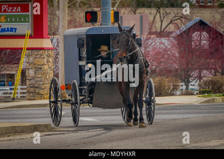 LANCASTER, USA - April, 18, 2018: Ansicht der Amish Schlitten in der Stadt, für einfache Leben mit Berührung der Natur contacy und Zurückhaltung bei der Annehmlichkeiten der modernen Technologie übernehmen bekannt Stockfoto