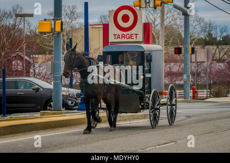 LANCASTER, USA - April, 18, 2018: Ansicht der Amish Schlitten in der Stadt, für einfache Leben mit Berührung der Natur contacy und Zurückhaltung bei der Annehmlichkeiten der modernen Technologie übernehmen bekannt Stockfoto