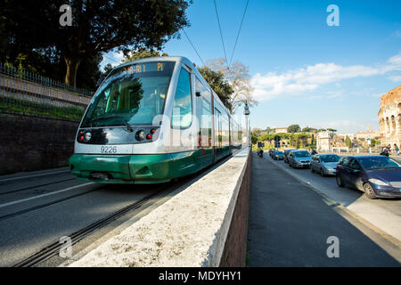 Ein Nahverkehrszug fährt vorbei an Geschwindigkeit an einem sonnigen Tag in Rom, in der Nähe des Kolosseum. Stockfoto