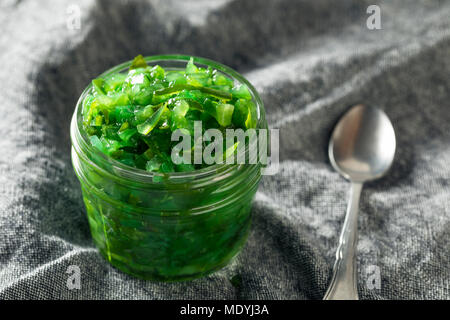 Neon Grün Chicago Stil gebeizt Relish in eine Schüssel geben. Stockfoto