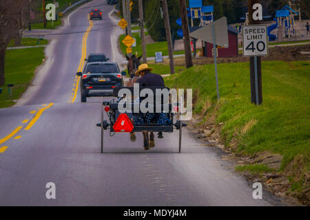 LANCASTER, USA - April, 18, 2018: Outdoor Ansicht der Amish Pferd und Wagen fährt auf städtischen Straßen, in der Nähe von Lancaster Stockfoto