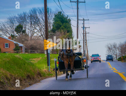 LANCASTER, USA - April, 18, 2018: Outdoor Ansicht der Amish Pferd und Wagen fährt auf einer Straße Stockfoto