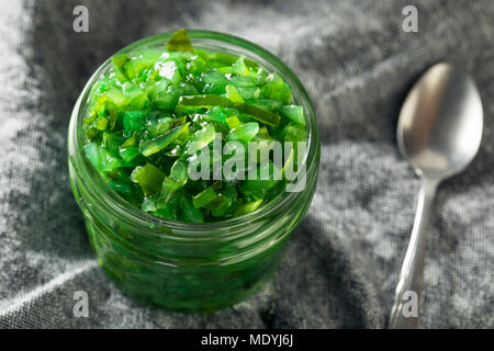 Neon Grün Chicago Stil gebeizt Relish in eine Schüssel geben. Stockfoto