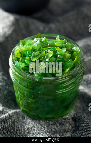 Neon Grün Chicago Stil gebeizt Relish in eine Schüssel geben. Stockfoto