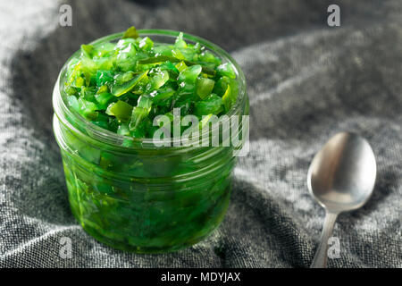 Neon Grün Chicago Stil gebeizt Relish in eine Schüssel geben. Stockfoto