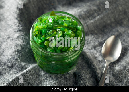 Neon Grün Chicago Stil gebeizt Relish in eine Schüssel geben. Stockfoto