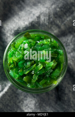 Neon Grün Chicago Stil gebeizt Relish in eine Schüssel geben. Stockfoto