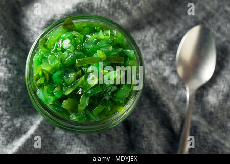 Neon Grün Chicago Stil gebeizt Relish in eine Schüssel geben. Stockfoto