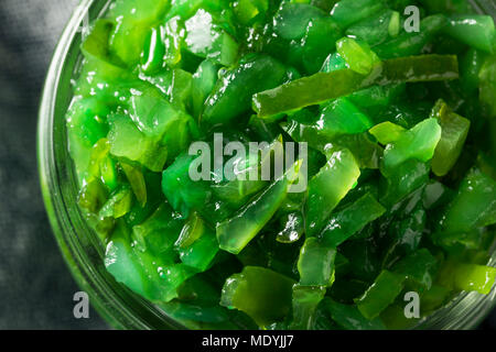 Neon Grün Chicago Stil gebeizt Relish in eine Schüssel geben. Stockfoto