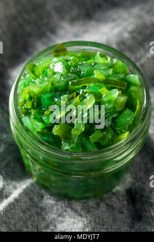 Neon Grün Chicago Stil gebeizt Relish in eine Schüssel geben. Stockfoto