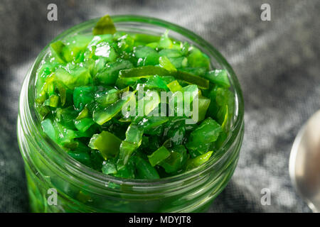 Neon Grün Chicago Stil gebeizt Relish in eine Schüssel geben. Stockfoto