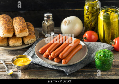 Chicago Style Hot Dog Zutaten mit Senf Gurken Tomaten und Paprika Relish Stockfoto