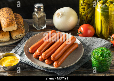 Chicago Style Hot Dog Zutaten mit Senf Gurken Tomaten und Paprika Relish Stockfoto