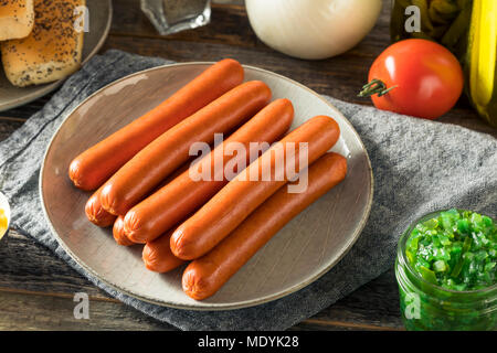 Chicago Style Hot Dog Zutaten mit Senf Gurken Tomaten und Paprika Relish Stockfoto