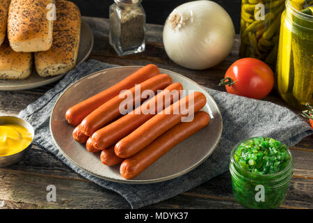 Chicago Style Hot Dog Zutaten mit Senf Gurken Tomaten und Paprika Relish Stockfoto