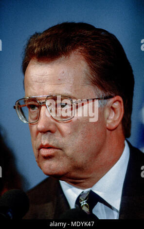 Washington DC., USA, 27. Juni 1996 Die lettische Präsidentin Guntis Ulmanis während einer Pressekonferenz im National Press Club in Washington DC., Kredit: Mark Reinstein/MediaPunch Stockfoto