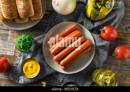 Chicago Style Hot Dog Zutaten mit Senf Gurken Tomaten und Paprika Relish Stockfoto