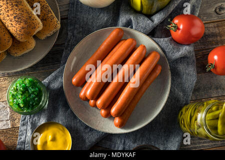 Chicago Style Hot Dog Zutaten mit Senf Gurken Tomaten und Paprika Relish Stockfoto