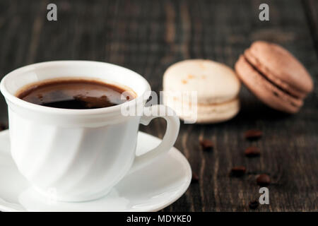 Eine Tasse Kaffee und Makronen Stockfoto